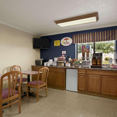 Super 8 By Wyndham Saginaw Motel Exterior photo
