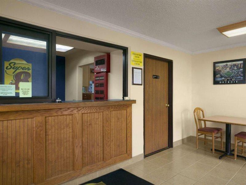 Super 8 By Wyndham Saginaw Motel Exterior photo