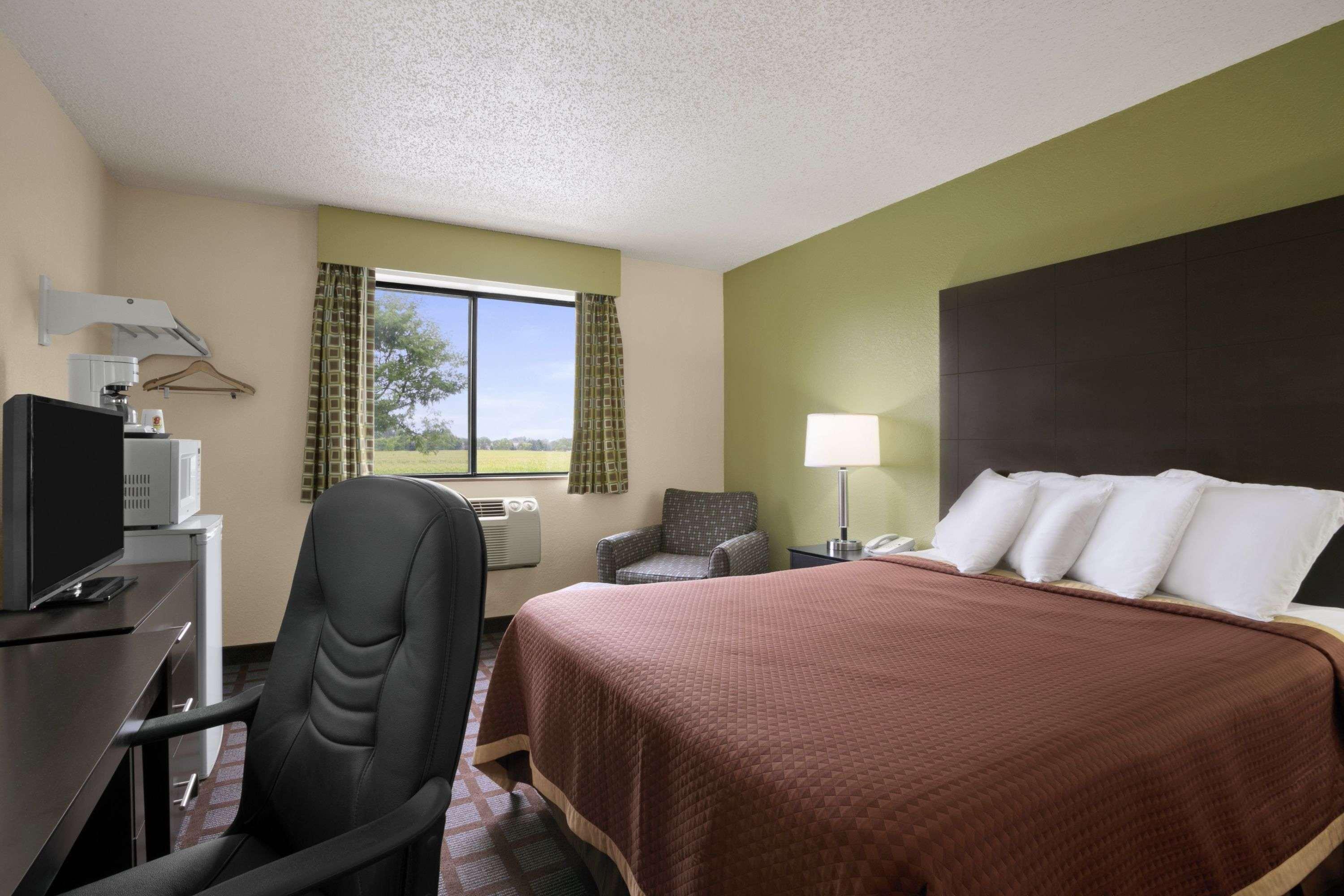 Super 8 By Wyndham Saginaw Motel Exterior photo