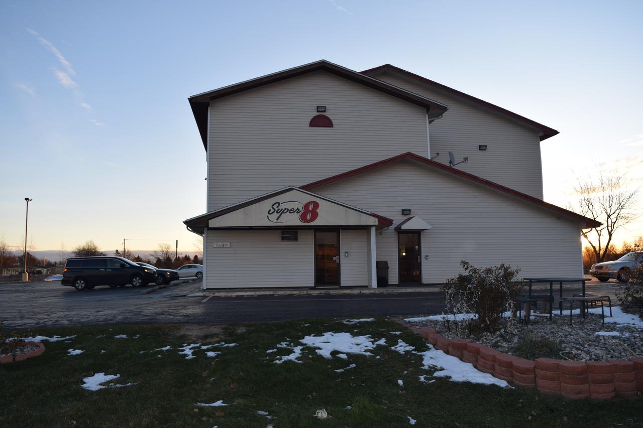 Super 8 By Wyndham Saginaw Motel Exterior photo